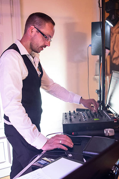 DJ Falk hinterm Pult